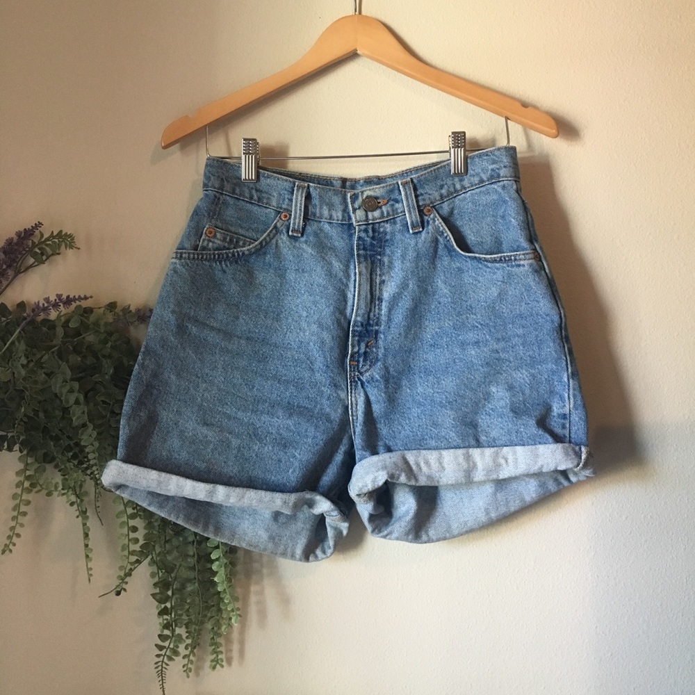 LEVIS HIGH WAISTED BLUE JEAN SHORTS